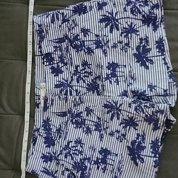 Vineyard Vines Classic Short 3 1/2 inseam - Picture 4 of 4